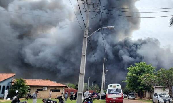 Fábrica arde en llamas y el fuego se está expandiendo a otras casas: vecinos piden apoyo