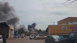 Video: Incendio de gran magnitud afecta a fábrica de pollos y evacuan a vecinos en Capiatá