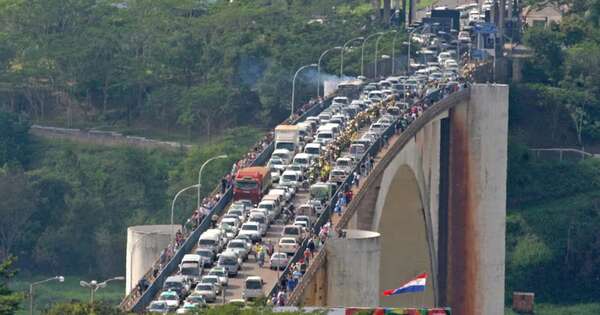 Diario HOY | Bajante del río genera mayor transporte de carga a través del Puente de la Amistad