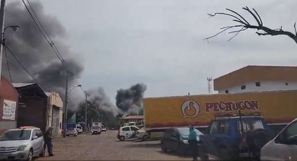 Incendio de gran magnitud en fábrica de Pechugón en Capiatá - ADN Digital