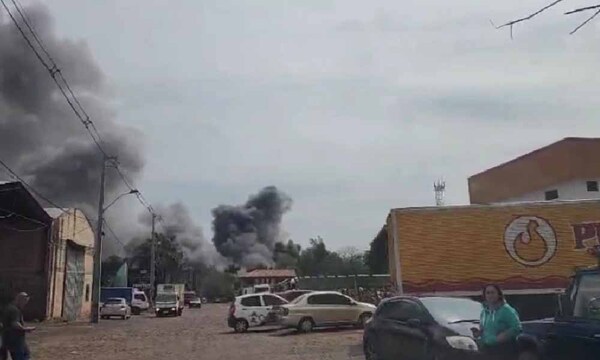 Incendio de gran magnitud afecta a fábrica de pollos y evacuan a vecinos en Capiatá – Prensa 5