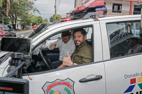 Entrega de patrulleras es muestra del compromiso del Gobierno con la seguridad a todos los paraguayos, afirma vicepresidente - .::Agencia IP::.