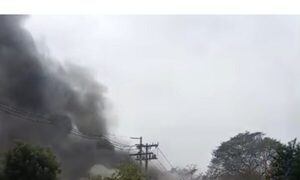 Incendio de gran magnitud en Pechugón a causa de una explosión de freidora: “Hay olor a amoniaco”