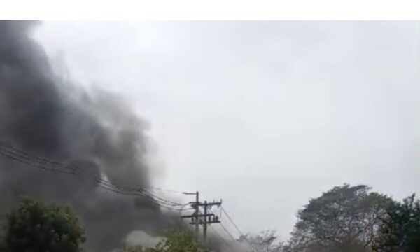 Incendio de gran magnitud en Pechugón a causa de una explosión de freidora: “Hay olor a amoniaco”