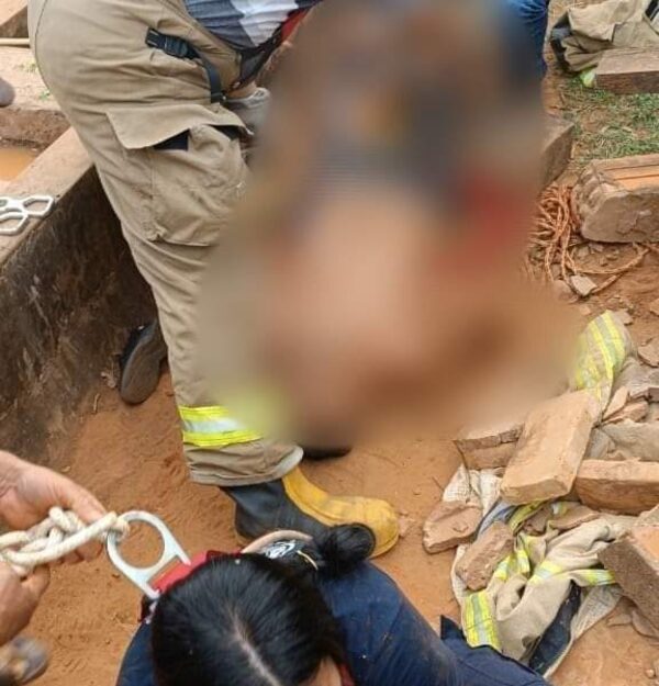 Karai quiso sacar agua de un pozo y terminó cayendo