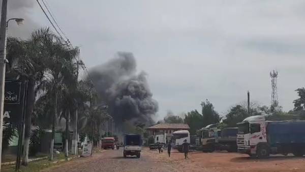 Incendio en Capiatá: Bomberos recomiendan a vecinos evacuar la zona para evitar intoxicación