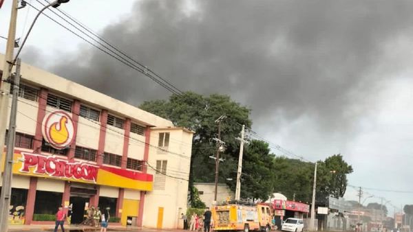 Incendio de gran magnitud en fábrica de Pechugón - Noticiero Paraguay