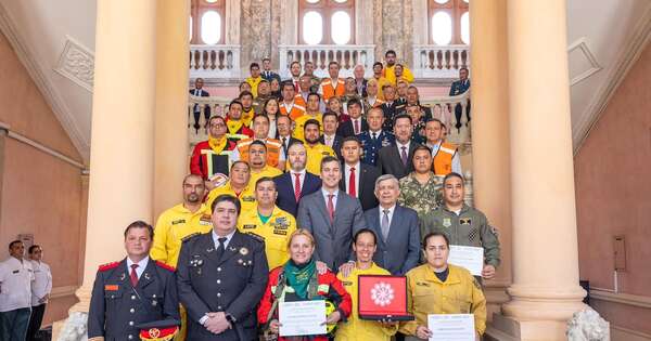 La Nación / Peña condecoró a equipo de voluntarios que combatió los incendios en el Chaco