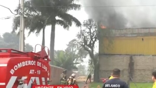 Incendio en planta de Capiatá provoca una "contaminación muy alta", advierte bombero