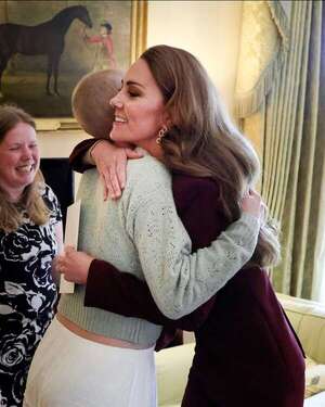 Kate Middleton reapareció en un emotivo encuentro con una adolescente con cáncer - Gente - ABC Color