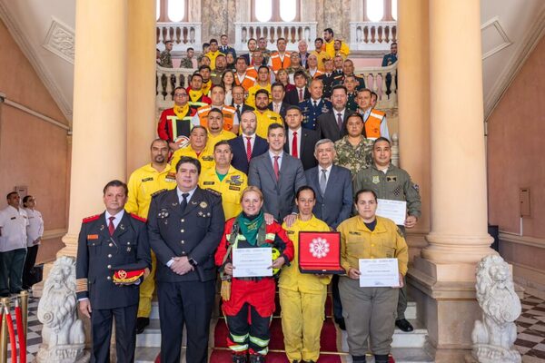 Peña homenajea a los bomberos y compromete mayor recurso - ADN Digital