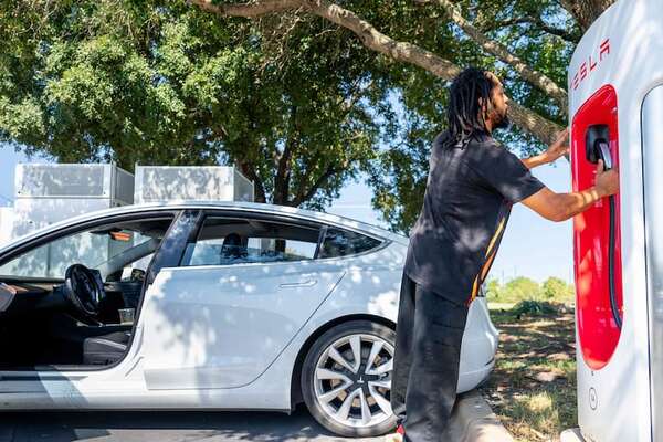 Tesla llama a revisar 27.000 Cybertruck por problemas en cámara de reversa - Tecnología - ABC Color
