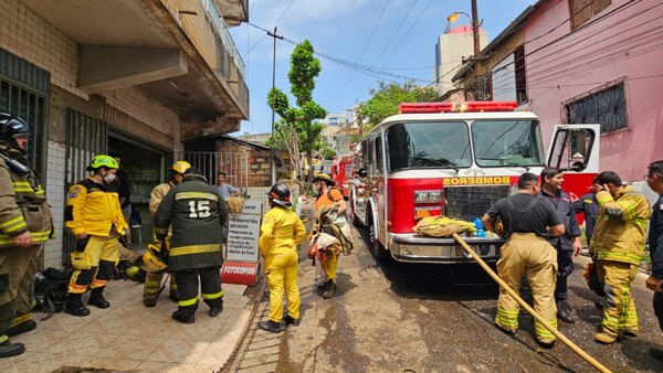 Cinco personas son rescatadas tras el incendio de un edificio en Ciudad del Este