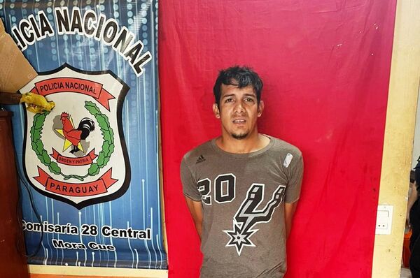 Detienen a joven con orden de captura •