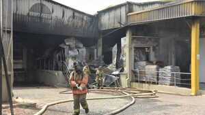 Bomberos controlan incendio de fábrica procesadora de pollos en Capiatá