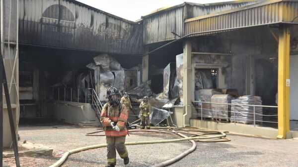Bomberos controlan incendio de fábrica procesadora de pollos en Capiatá