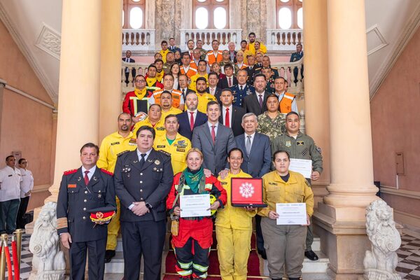 El presidente Peña rinde un merecido homenaje a los bomberos que combatieron los incendios forestales • PARAGUAY TV