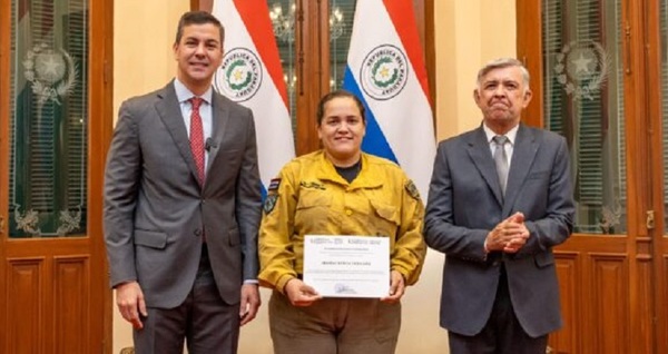 Peña reconoce labor de bomberos y anuncia sanciones a responsables de incendios