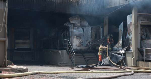 La Nación / Logran controlar el fuego en la planta procesadora de pollos de Capiatá