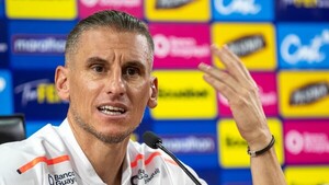 Beccacece opina sobre Gustavo Alfaro y el jugador paraguayo