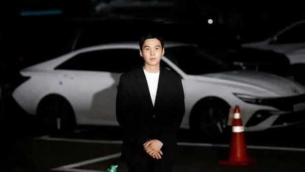 ¡Cantante de “BTS” multado por manejar tatáre!