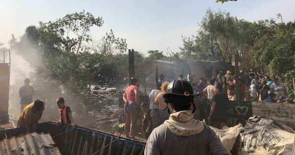 Diario HOY | Incendio consume viviendas en la zona de Cerro Guy en Asunción