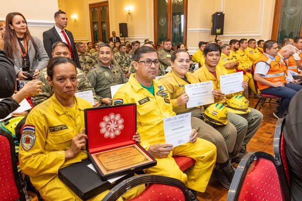 Presidente homenajeó a bomberos que combatieron incendios en la región occidental y sentenció a responsables de quemas