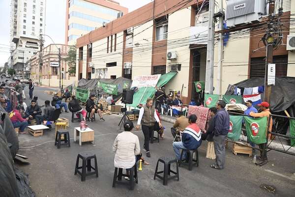Alumnos de Caazapá dan clases en la calle bajo el sol de Asunción - Nacionales - ABC Color