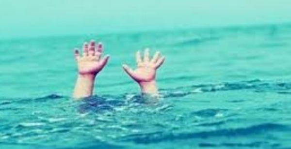 Niño muere ahogado en piscina
