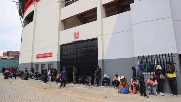 Aficionados bolivianos duermen y hacen filas por una entrada para el partido ante Colombia