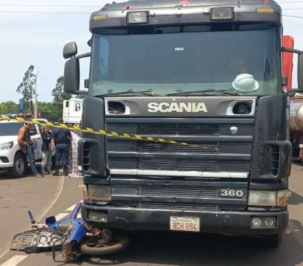 Motociclista pierde la vida tras ser embestido por un camión de gran porte - Nacionales - ABC Color