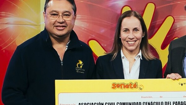 Esposa de Gustavo Leite da su versión sobre las millonarias donaciones para su oenegé