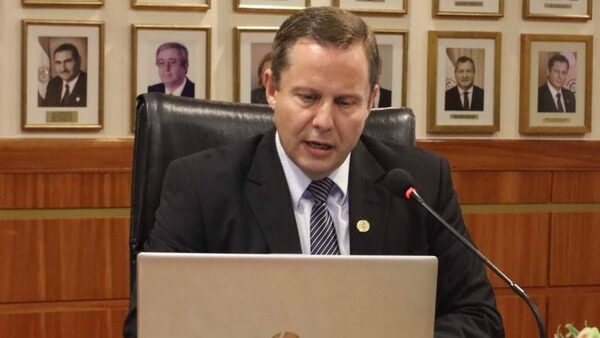 Estando de vacaciones y teniendo un sustituto, ministro firma resoluciones
