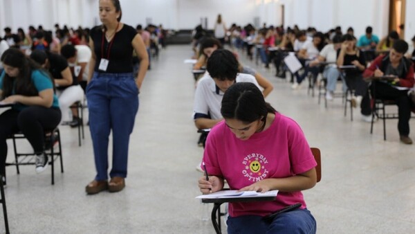 Estudiar en la universidad le cuesta a un joven un salario mínimo al mes