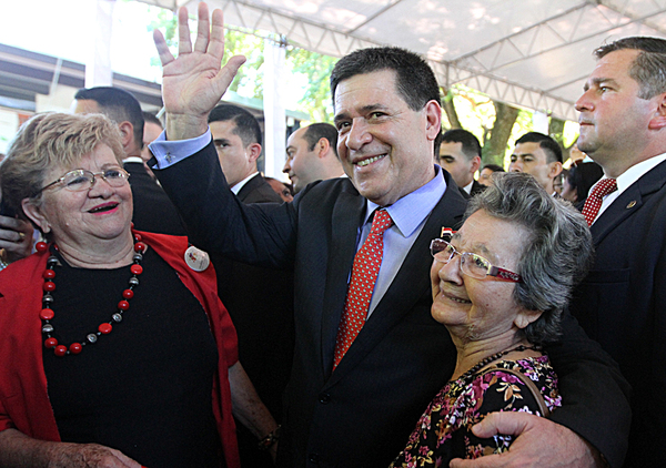 Sondeo revela que Cartes es el político con mejor imagen por amplio margen - ADN Digital