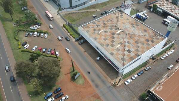 Municipalidad de CDE, cómplice ante la descarada usurpación de paseos centrales - La Clave