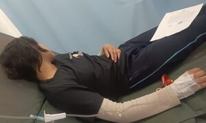 Estudiante fue reventada a golpes por una doña en pleno colegio