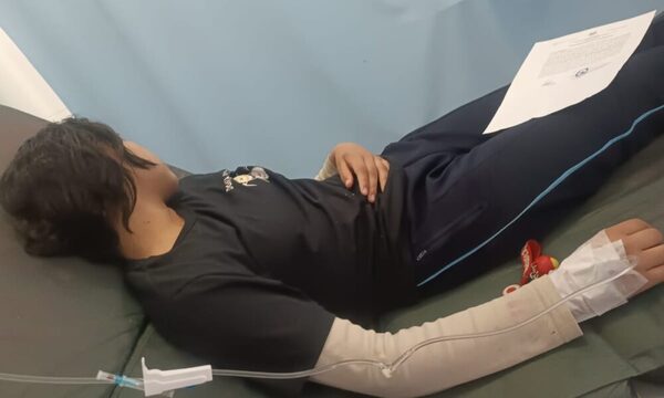Estudiante fue reventada a golpes por una doña en pleno colegio