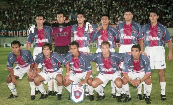 Versus / “Alguna vez se le tiene que dar la Copa Libertadores a Cerro”