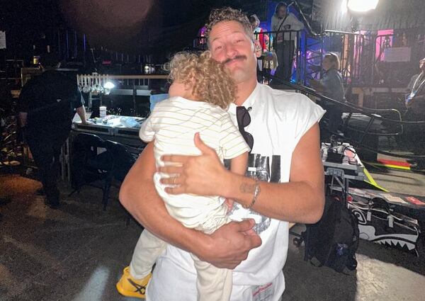 Montaner celebra la vida de su nieto Apolo, hijo de Mau - Gente - ABC Color