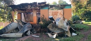 Incendio consumió por completo una vivienda en el Barrio Fátima de Encarnación
