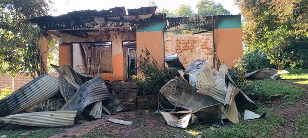 Incendio consumió por completo una vivienda en el Barrio Fátima de Encarnación
