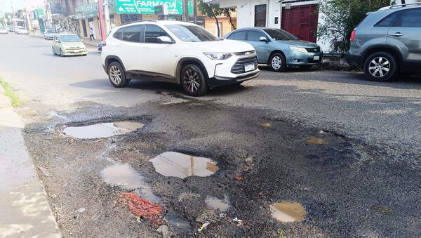 Los baches "florecen" en Luque •