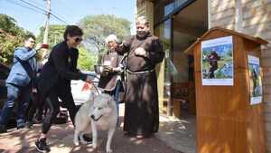 Capuchinos realizan la tradicional bendición de mascotas en honor a San Francisco de Asis