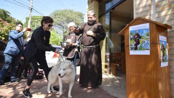Capuchinos realizan la tradicional bendición de mascotas en honor a San Francisco de Asis