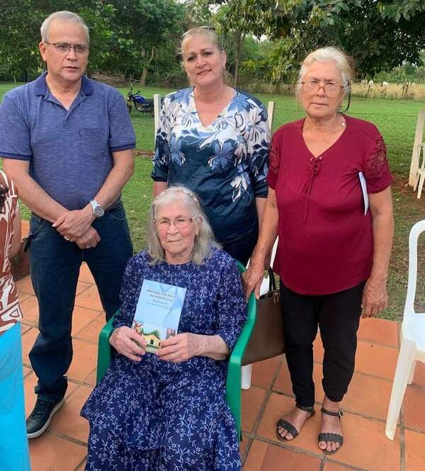 Doña Arminda, a los 81 años, publica su primera revista: “Oratorio San Miguel de Pereira Cué” de Ybycuí - Nacionales - ABC Color