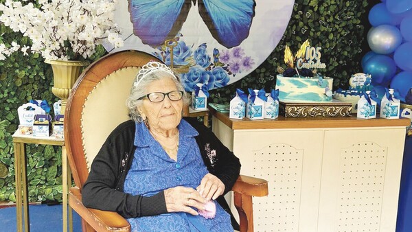 Abuela festejó sus 105 años vestida como toda una reina