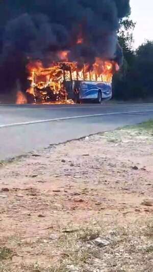 Video: bus del transporte público arde en llamas y fuego se extiende a pastizal en Patiño - Nacionales - ABC Color