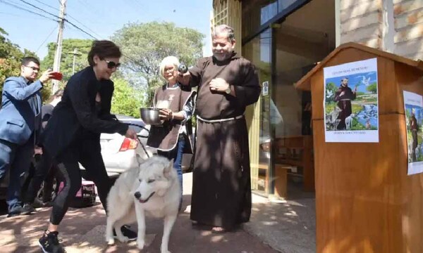 Capuchinos realizan la tradicional bendición de mascotas en honor a San Francisco de Asis – Prensa 5