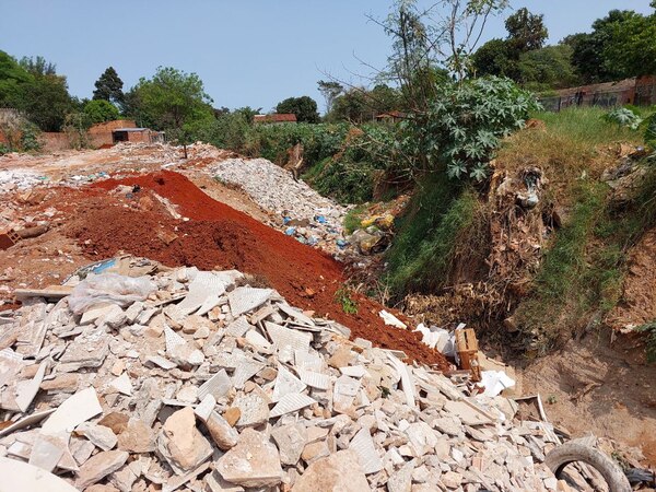 Villa Industrial: Preocupación por el relleno de un canal natural de agua » San Lorenzo PY